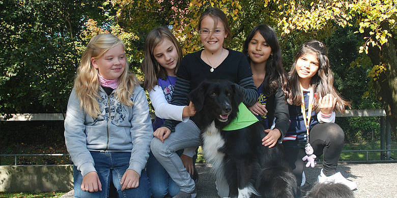 Kindergruppe mit Schulhund Kira